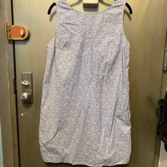 Retro Printed twist-back dress, blue and white digital graphic print Shift Dress - Picture 6 of 16